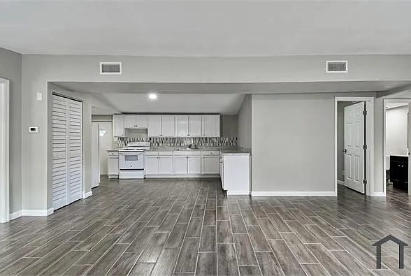 4 bed, 1152 sqft, $2,300 — Photo 2