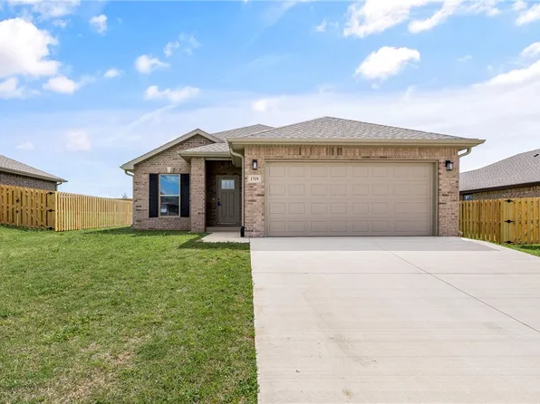 1719 Farmer St, Pea Ridge, AR 72751