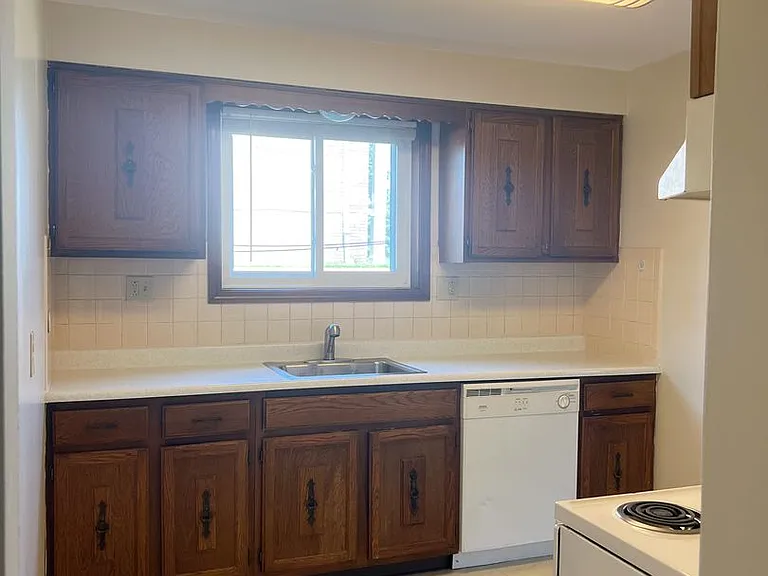 Embassy Square Apartments — Photo 51