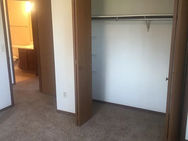 573 E Scott St — Photo 9