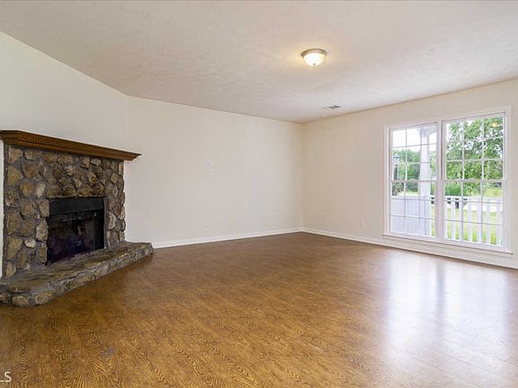 5th image of 130 Tamarack Trl #4