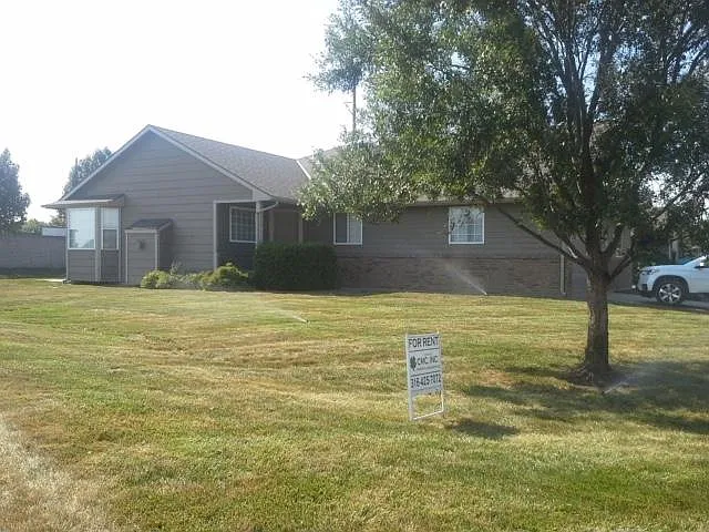 2628 N Hillcrest St — Photo 1