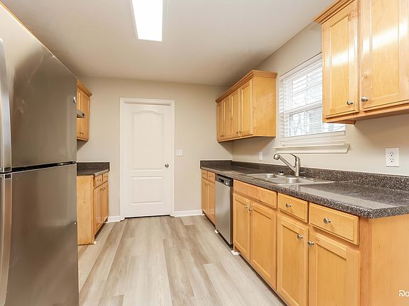 3rd image of 983 Hunters Ln