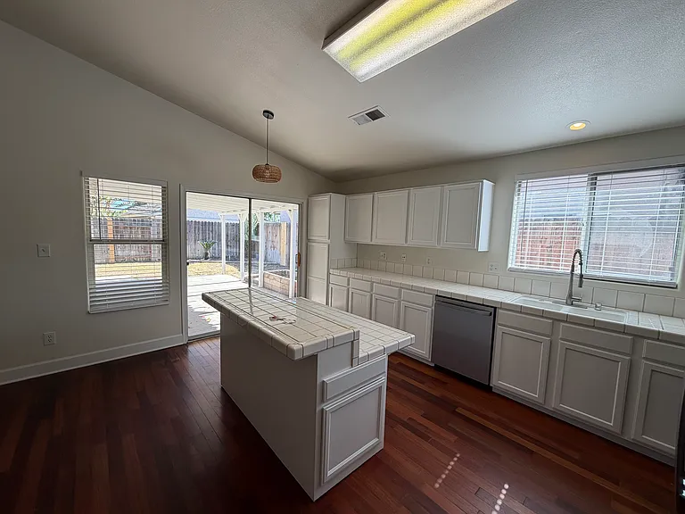 8319 Hemlock Ct — Photo 10