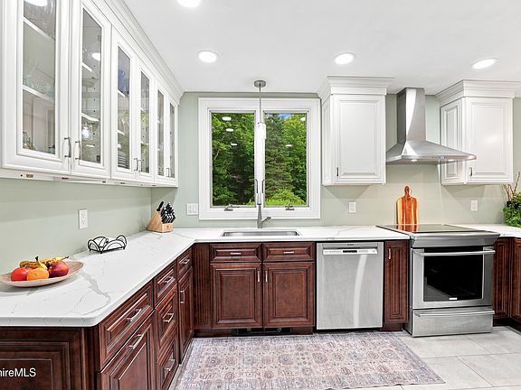 3rd image of 23 Old Blandford Rd