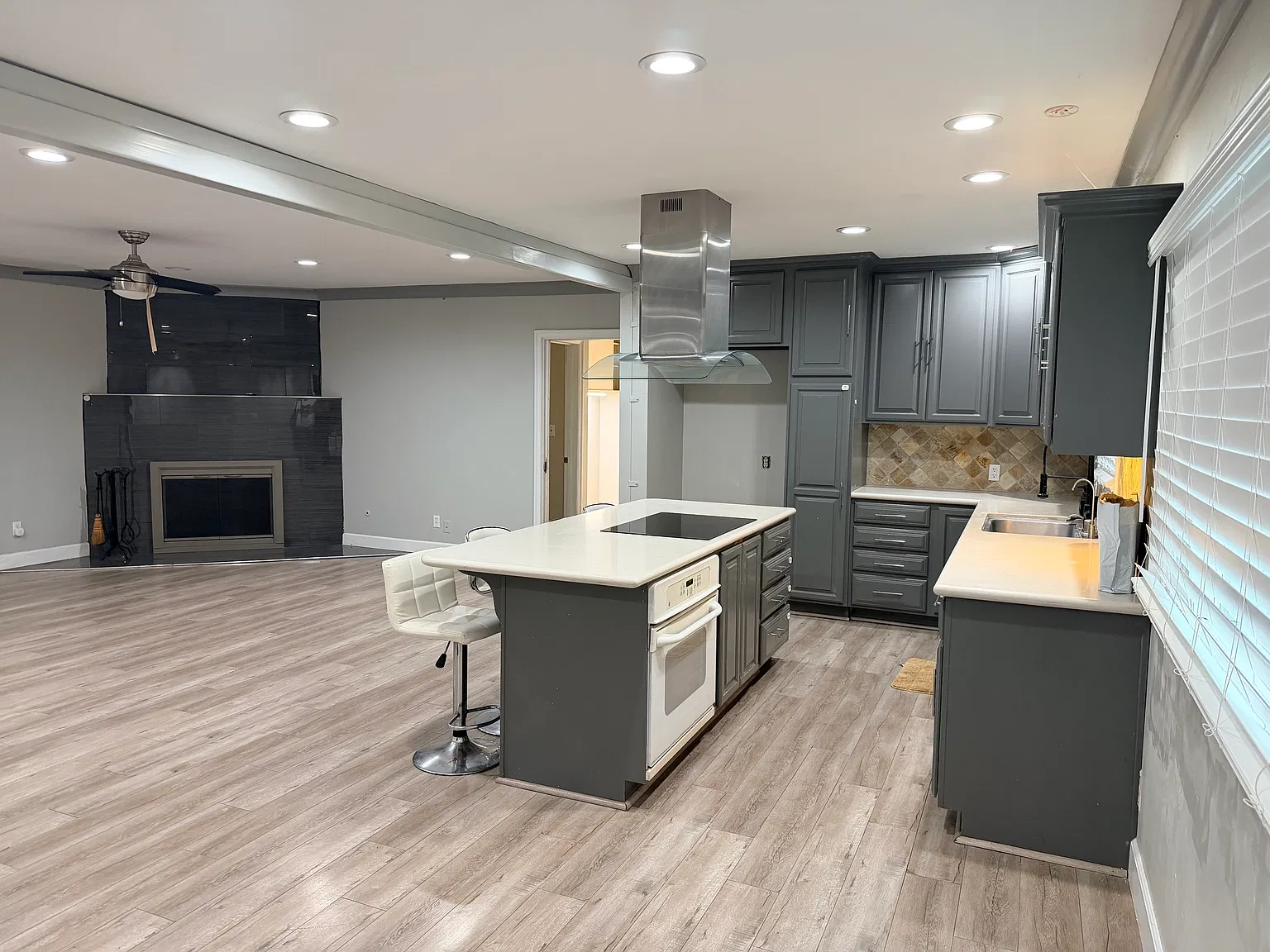 3 bed, 1699 sqft, $4,200 — Photo 2