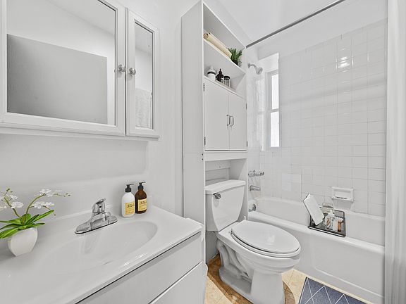 5th image of 1264 Lexington Ave APT 3SE