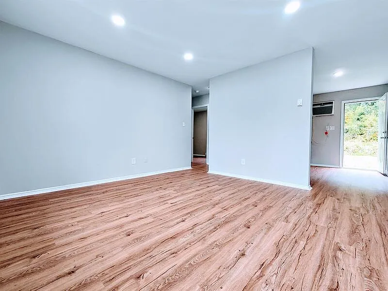 2 bed, 1.0 bath, $800 — Photo 2