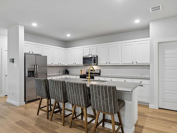 3rd image of 414 Hazeltine Rd