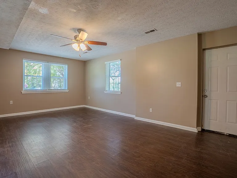 1433 Dustin Dr — Photo 10