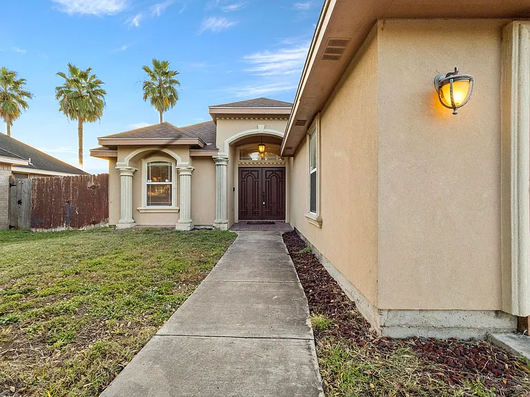 610 Violet Ln — Photo 2
