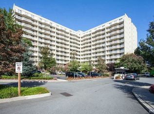 1077 River Rd APT 811, Edgewater, NJ 07020