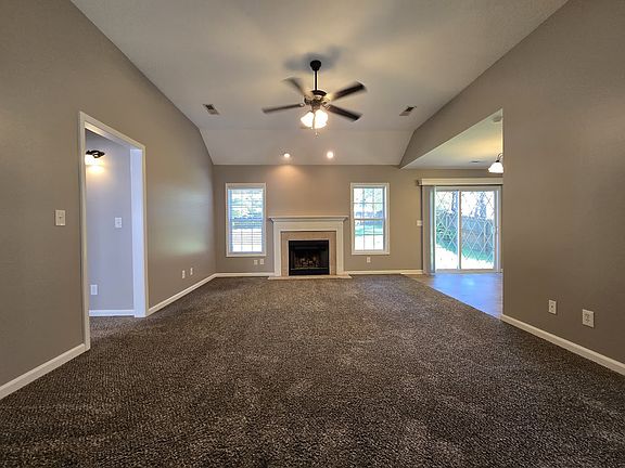 4th image of 653 Foxfield Dr