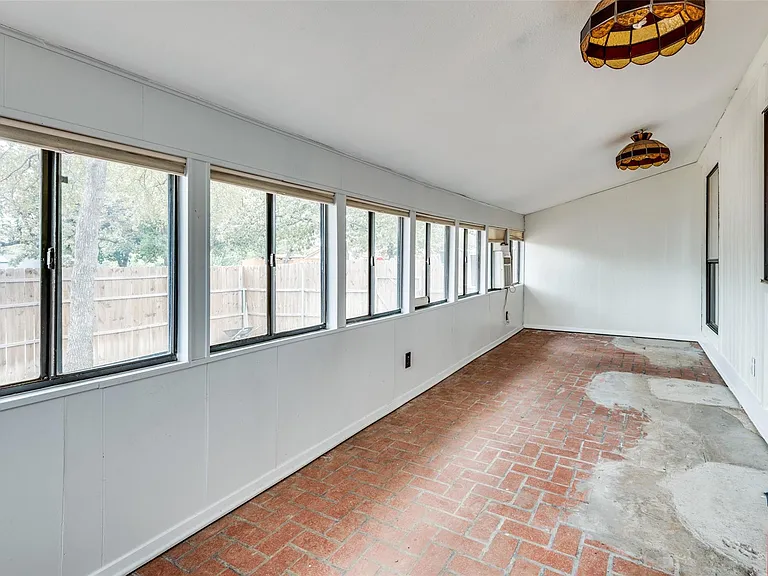 2201 Cottonwood Ln — Photo 20
