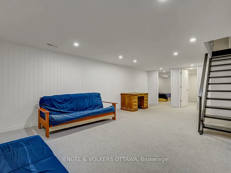 516 Buchanan Cres — Photo 33
