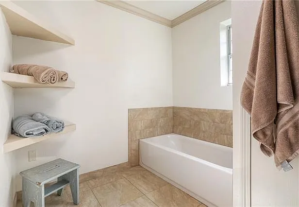 545 Hutchinson St — Photo 10