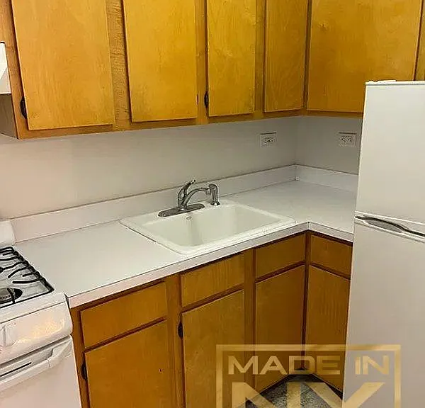 327 W 30th St #4B — Photo 4