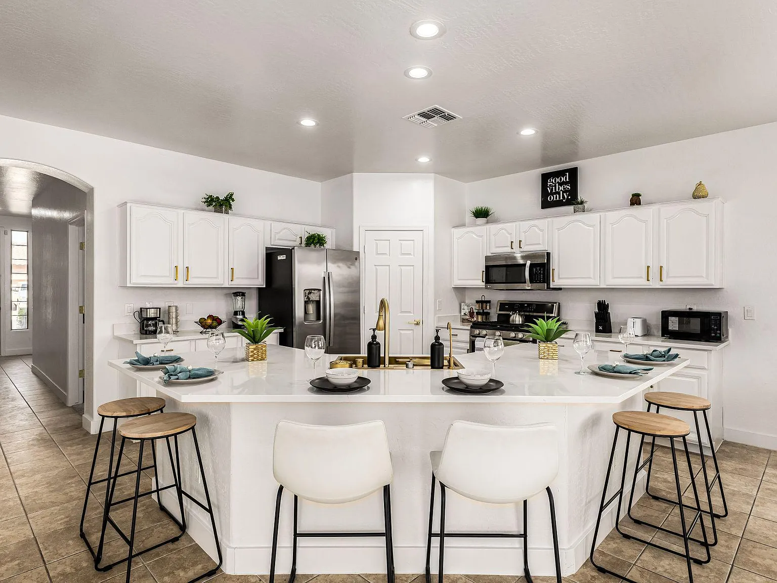 4 bed, 3.0 bath, 3120 sqft, $1,594 — Photo 4