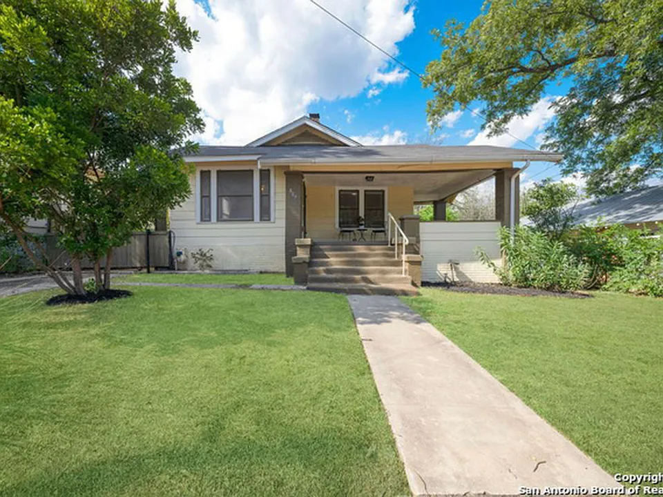 807 W Agarita Ave