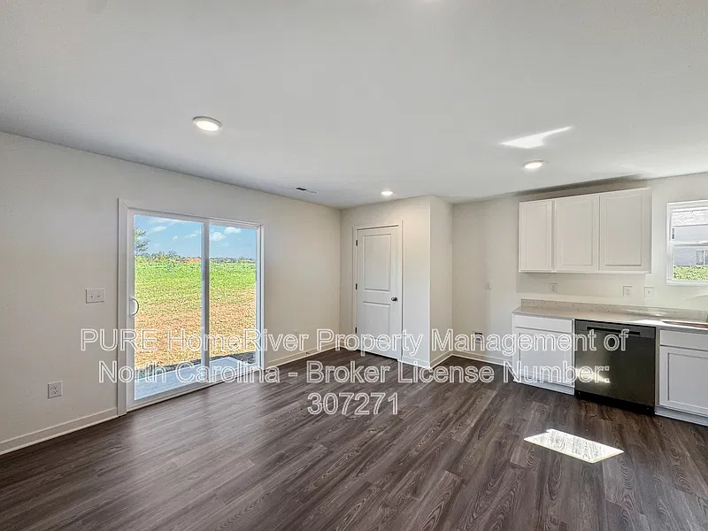 4 bed, 2.5 bath, 2376 sqft, $2,165 — Photo 4