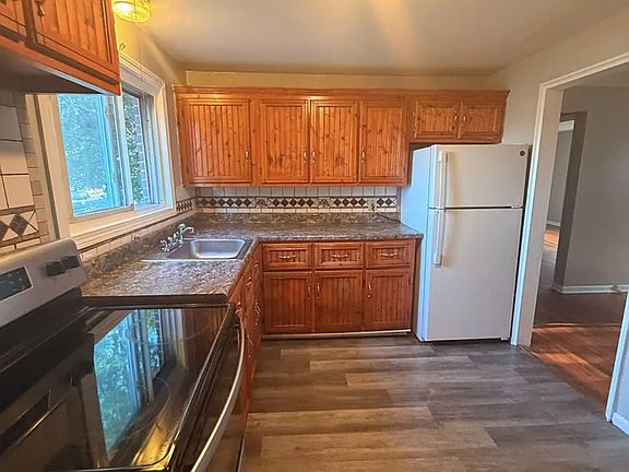 2nd image of 265 Park Rd #1