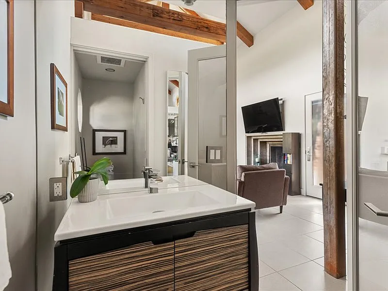 1 bed, 1.5 bath, 929 sqft, $20,000 — Photo 4