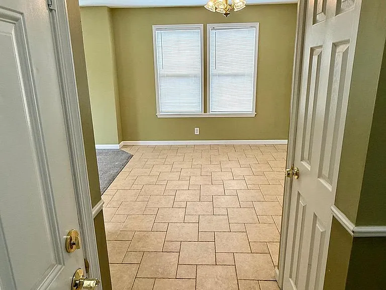 2223 Noble St — Photo 5