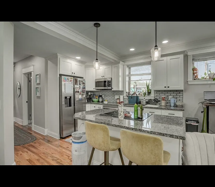 233 W 4th St #233