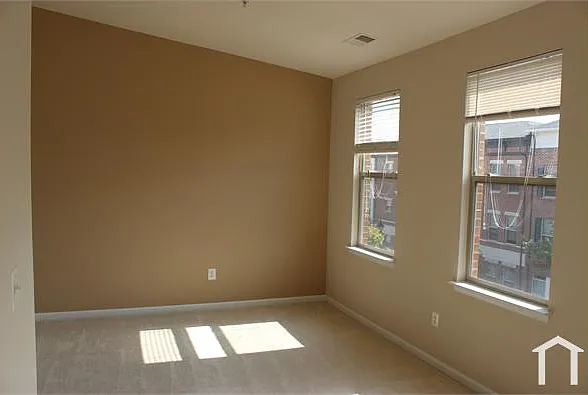 906 E Lombard St — Photo 18