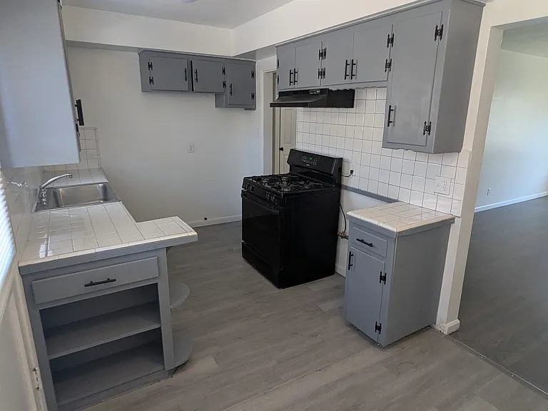 9236 California Ave — Photo 1