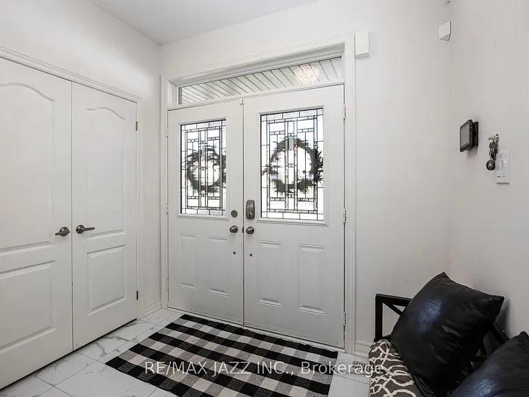 131 Courtney St — Photo 2