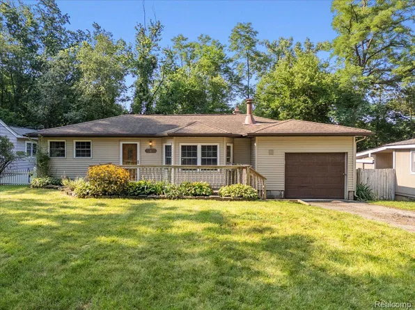 10460 Kenrich Dr, Brighton, MI 48116
