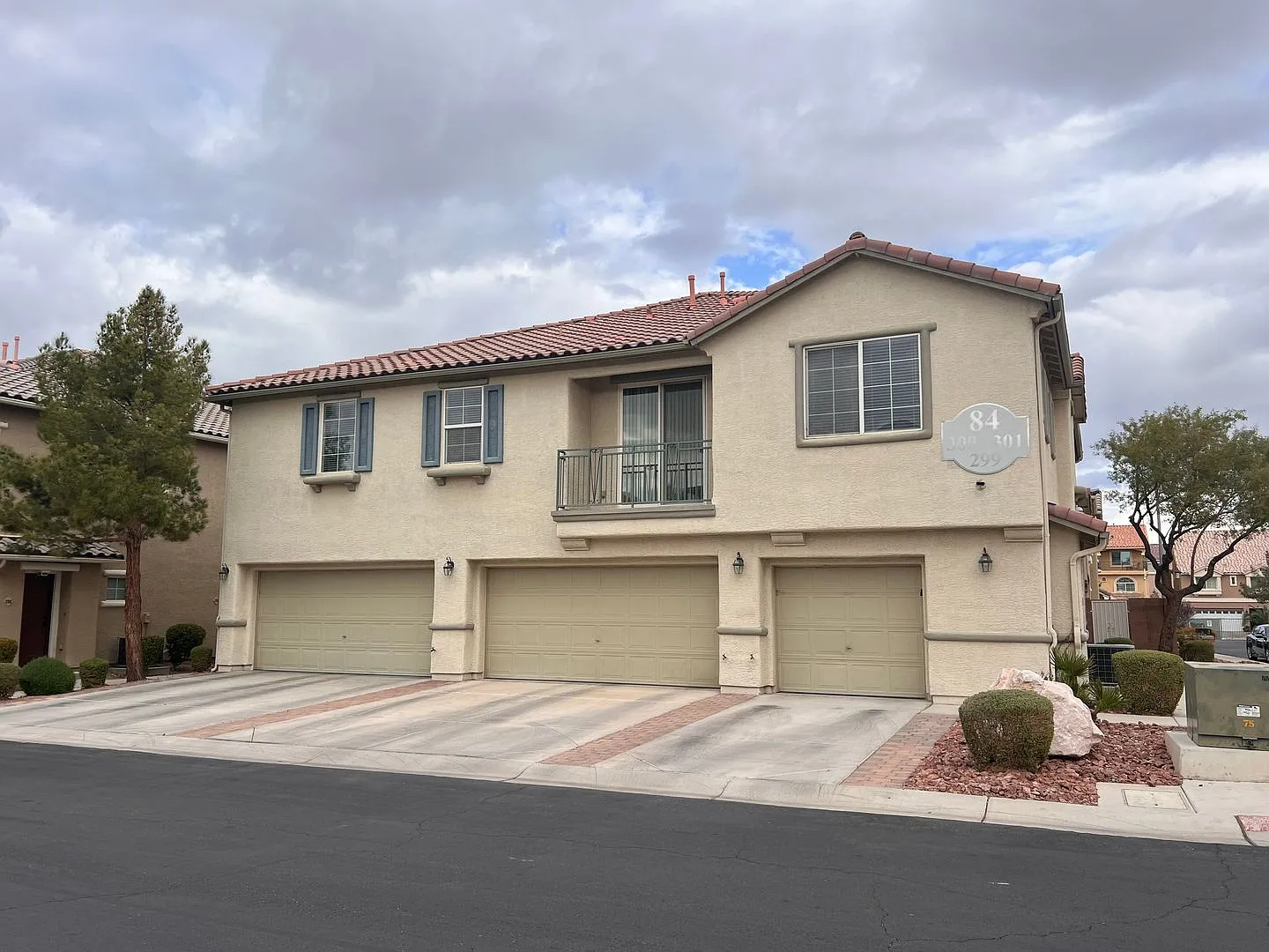 Southwest / Gated / Community pool and spa — Photo 2
