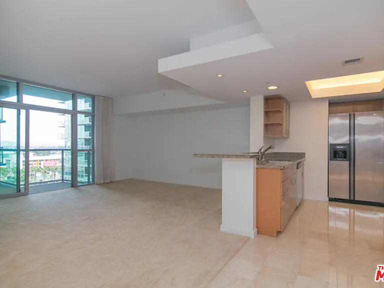 13700 Marina Pointe Dr #1027 — Photo 1