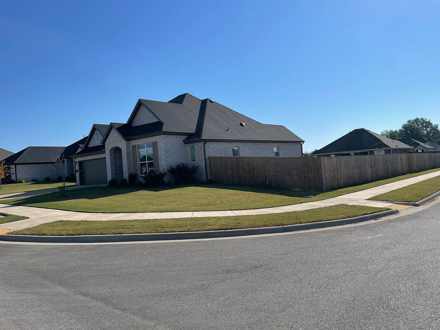 3 bed, 1817 sqft, $2,300 — Photo 2