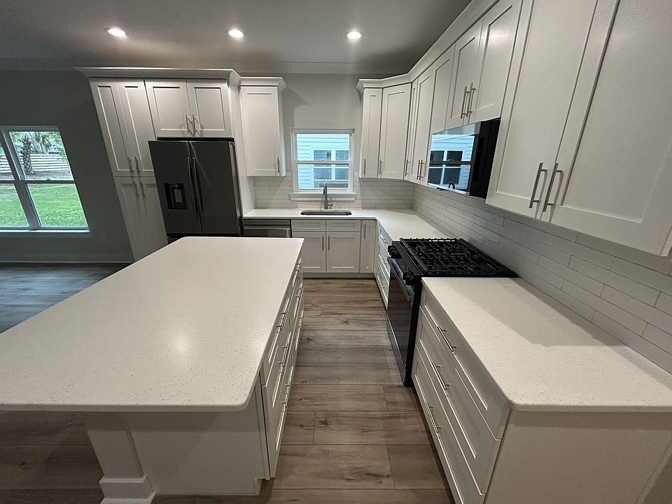 Eating space at kitchen island, ample drawers/cabinet space, large pantry cabinet