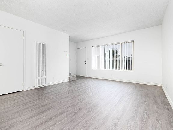 5th image of 3065 Hawthorn St #2