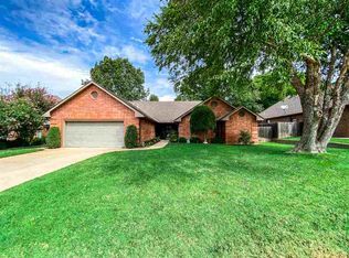 2037 Lemon Tree Ln, Ponca City, OK 74604