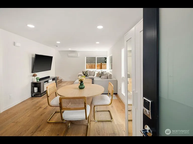 4028 5th Ave NE — Photo 1