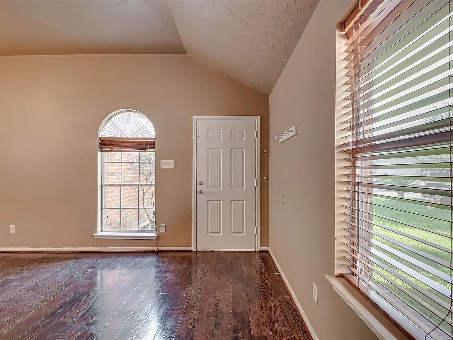 3 bed, 1200 sqft, $1,950 — Photo 4