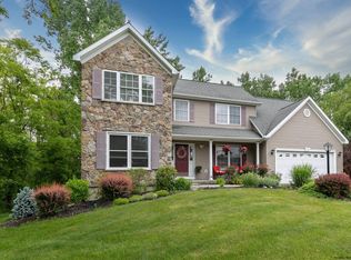 18 Valentine Dr E, Rensselaer, NY 12144