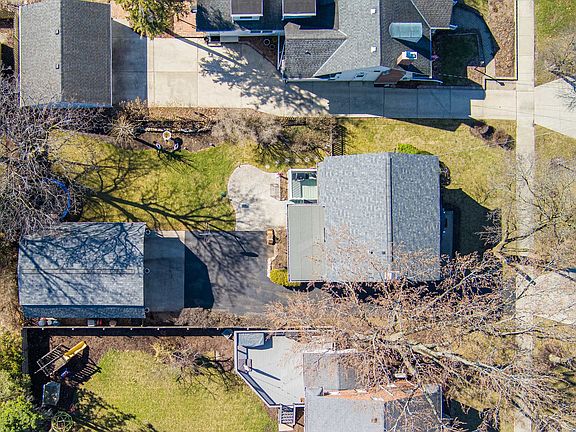 4th image of 323 Hawthorne Blvd
