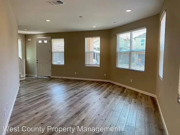 984 Brunello Dr — Photo 4