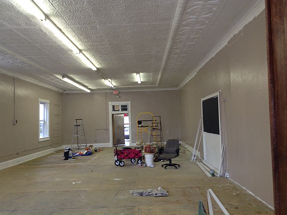 2nd image of 132 W Oak St