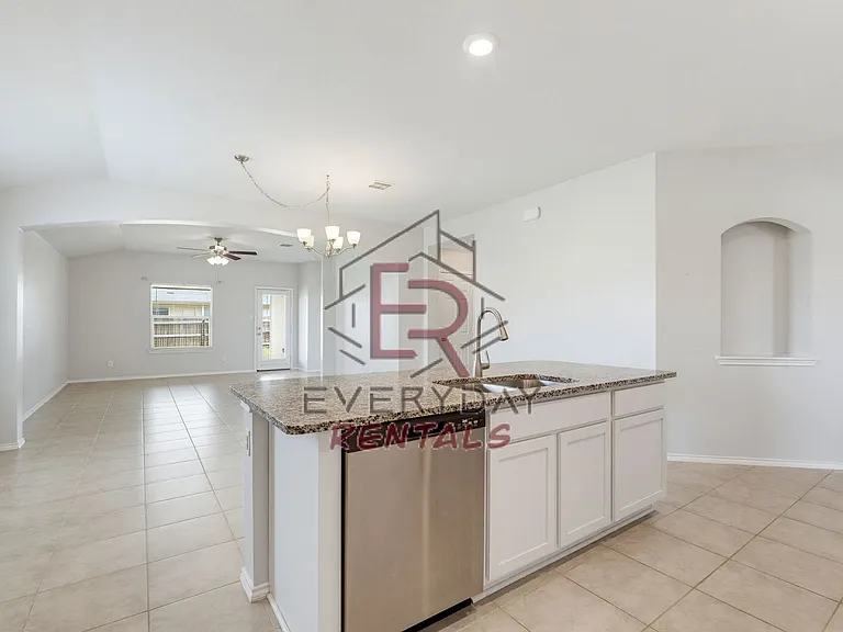 2028 Mallard Ct — Photo 3