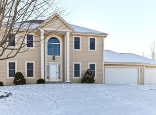 N61W12895 River Heights Ct, Menomonee Falls, WI 53051