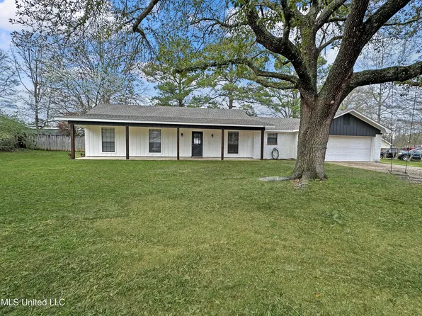 137 Village Villa Cir, Florence, MS 39073