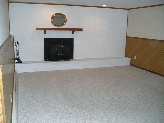 Large family room w/fireplace insert