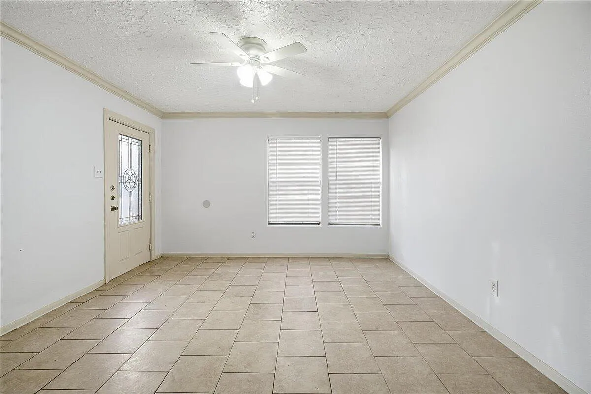 3 bed, 2.0 bath, 1176 sqft, $1,500 — Photo 3