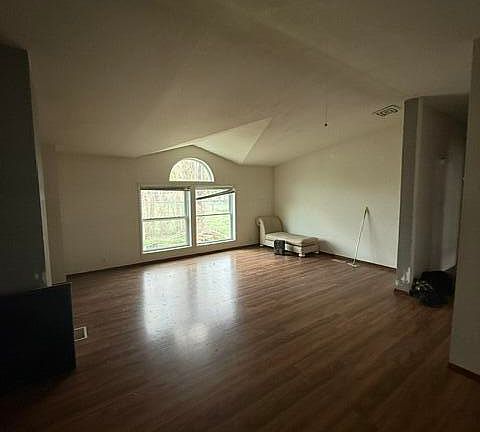 4th image of 399 SE Idlewood St
